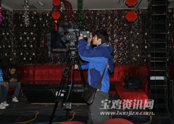 台前幕后忙碌的工作人员.jpg 台前幕后忙碌的工作人员.jpg