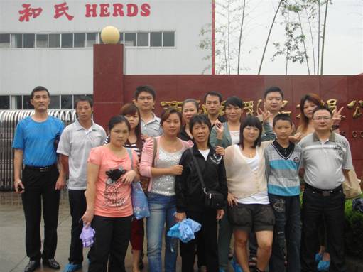 客户在公司西门留影2.jpg